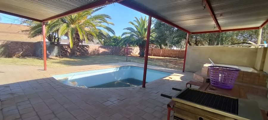 5 Bedroom Property for Sale in Jan Kempdorp Northern Cape